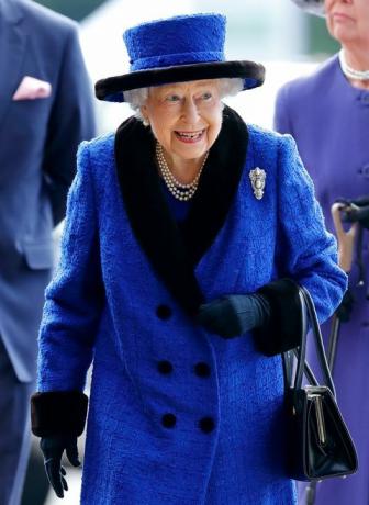 Ascot, Ühendkuningriik kehtestas 16. oktoobril Ühendkuningriigi ajalehtedes avaldamise embargo kuni 24 tundi pärast kuupäeva ja kellaaja kuninganna loomist Elizabeth ii osaleb qipco Briti tšempionide päeval ascoti hipodroomil 16. oktoobril 2021 Inglismaal ascotis foto autor max mumbyindigotty pildid