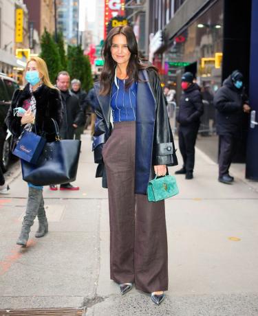 new york, new york 11. jaanuar katie holmes lahkub gma-st 11. jaanuaril 2023 New Yorgis foto autor gothamgc images