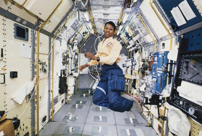 dr mae Jemison hõljub kosmosemissiooni ajal selle ettevõtmise pardal