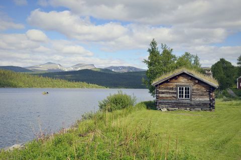 Rootsi maakoht - puukuur ja jõgi