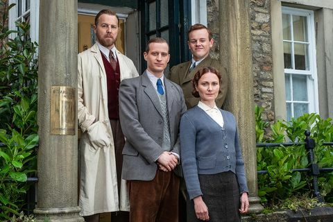 üleval vasakul Siegfried farnon samuel west, üleval paremal tristan farnon callum woodhouse, keskmine james herriot nicholas ralph, all mrs hall anna madeley