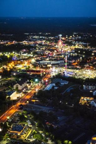 öine õhuvaade maanteele hwy 76, Branson Missouri neoonvalgustusega vaateratta, torni ja muuga