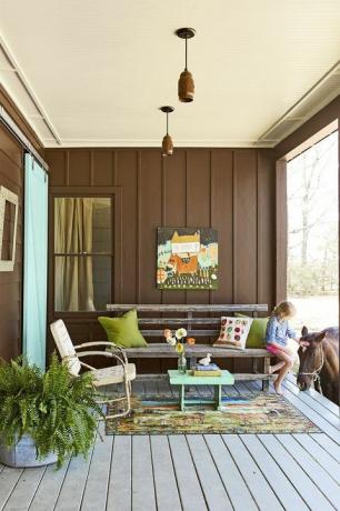 pruunide värvidega veranda