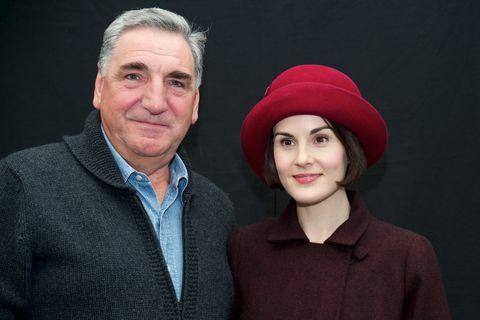 Jim Carter koos Michelle Dockeryga 2015. aastal valminud "Downtoni kloostri" teemal.