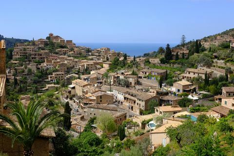 linnavaade päikesepaistelisel päeval, deia, mallorca