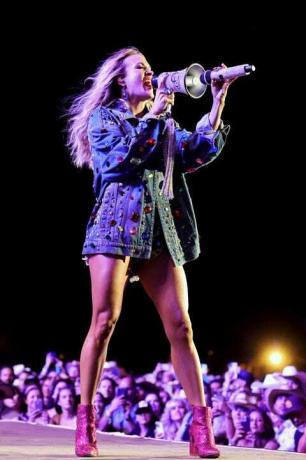 Carrie underwood esineb laval 2022. aasta treenerifestivali 2. päeval impeeriumi poloväljakul 30. aprillil 2022 Indias, Kalifornias. Foto autor amy sussmangetty images for stagecoach