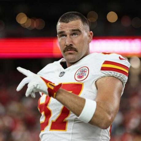 glendale, arizona, 19. august travis kelce 87 kansase linnapealikku reageerib enne nfl hooajaeelset jalgpallimängu arizona kardinalid ja kansase linnapealikud sovhoosi staadionil 19. augustil 2023 glendale'is, arizona foto: michael owensgetty pilte