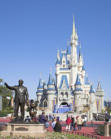 Walt Disney ja Miki-Hiire partnerite kuju ja tuhkatriinu loss, võlukuningriik, orlando, florida, usa