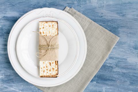 valge taldrik matsa või matzaga vintage laua taustal, mida esitletakse paasapüha pidusöögi või einena