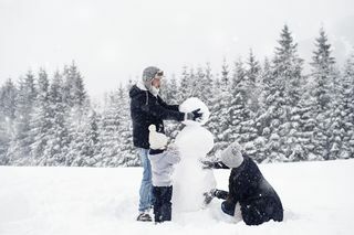 kolmeliikmeline pere ehitab lumme lumememme