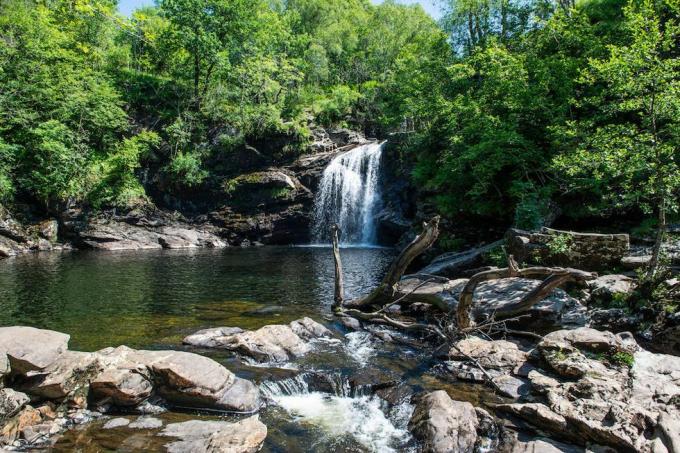 Falls of Falloch, maaliline juga Loch Lomondis ja Trossachsi rahvuspargis, 5 km Crainlarichist lõunas maanteel A82, Stirlingi piirkond, Šotimaa