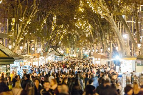 Hispaanias Kataloonias Barcelonas jõulude ja uusaasta pühade ajal La Rambla tänaval jalutavad inimesed