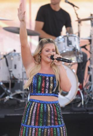 nashville, tn 11. juuni Lauren alaina esineb Chevy jõeäärsel laval 2022. aasta cma festivali ajal 11. juunil 2022 Nashville'is, Tennessee, foto autor Michael Hickeygetty images