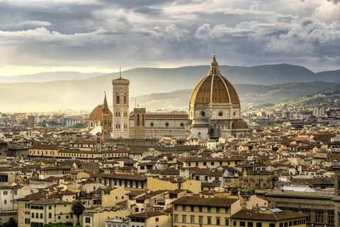 kaunis päikeseloojangu linnavaade Santa Maria nouvelle duomole ja Firenze linnale Itaalia Toscanas