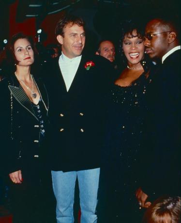 los angeles, ca 1992 cindy costner, kevin costner, whitney houston ja bobby brown ca 1992 los angelesis, kalifornia foto autor steve granitzwireimage