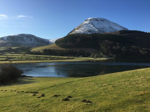 Vaade mägedele ja järvele Thummelighi külalistemajast Keswickis, Cumbrias