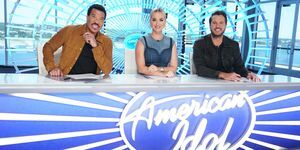 lionel richie, katy perry ja luke bryan istuvad laua taga, mille esiküljel on american idol logo