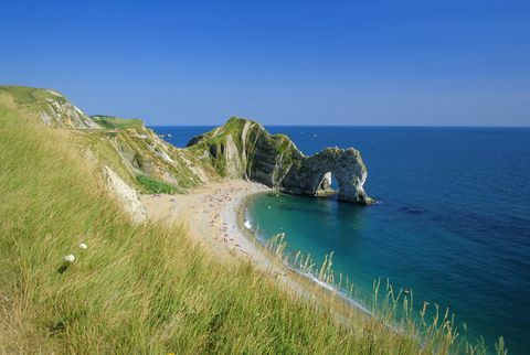 Vaade Durdle Door'i ranniku teelt, Purbecki lubjakivi kaare lähedal, Lulworthi lähedal, Dorset, Inglismaa, Suurbritannia