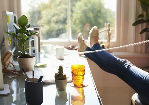 Naistekontoris telefonitsi rääkiv naine - näidatud on vaid tema jalad ja jalad