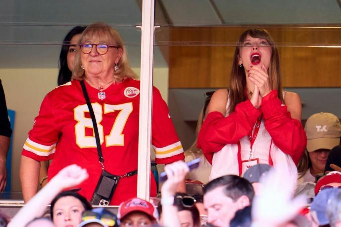 kansas City, 24. september taylor Swift hõiskab sviidist koos donna kelce'iga, kui kansase linnapealikud mängivad chicago karusid esimesel poolel geha väljakul noolepea staadionil 24. septembril 2023 Kansas Citys, Missouri foto autor cooper neillgetty pilte