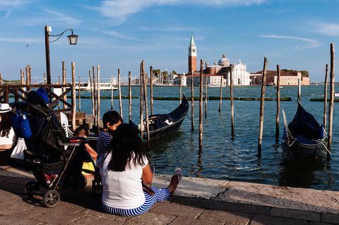 Turistid istuvad Veneetsias San Giorgio kirikut vaadates kohapeal