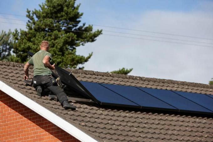 h0chn1 mees paigaldab Ühendkuningriigis katusele päikesepaneelide massiivi kodumaisesse päikesepaneelidesse