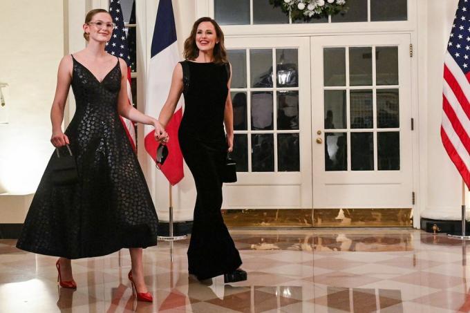 USA näitlejanna jennifer garner ja tema tütar violet affleck saabuvad Valgesse majja, et osaleda riiklikul õhtusöögil prantslaste auks president emmanuel macron, Washingtonis, 1. detsembril 2022 foto autor roberto schmidt afp foto autor roberto schmidtafp getty kaudu pilte