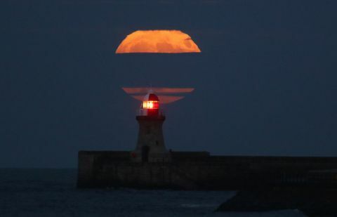 Supermoon South Shieldsi majaka kohal