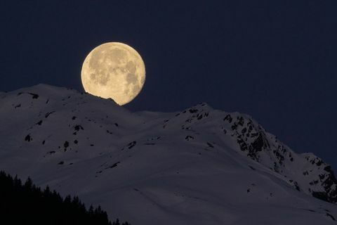 madala nurga vaade lumistele mägedele öösel taeva taustal, Mayrhofen, Austria