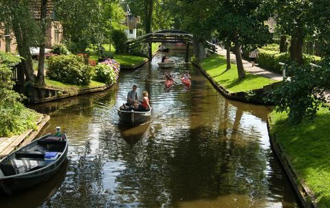 Hollandis on maagiline väikelinn, kus tänavad on valmistatud veest
