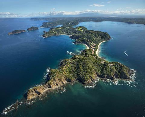 1400 aakri suurune Papagayo poolsaar on öko-luksuslik kuurort ja elamukogukond Costa Rica loodeosas. 