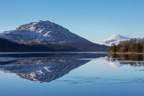 Loch laggan ja lumega kaetud mägi creag meagaidh Dalwhinnie lähedal Šoti mägismaal talvel, lochaber, mägismaa, Šotimaa, Ühendkuningriik foto autor arterrauniversal images group via getty images