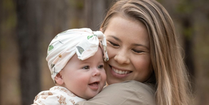 bindi irwin ja tema beebi grace kallistamas