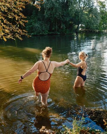 Ühendkuningriik, buckinghamshire, hurley, naised metsikud thamesi jões ujumas