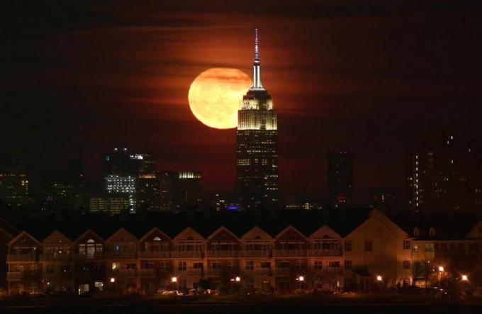 Täiskuu tõuseb Empire State Buildingu taga New Yorgis