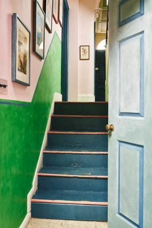 siniseks värvitud trepp Annie sloani Oxfordi kodus