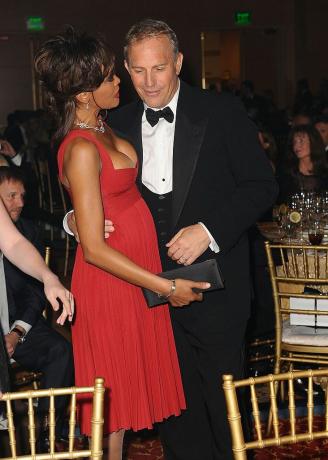 scottsdale, 05. aprill laulja whitney houston ja näitleja kevin costner Muhammad alis kuulsuste võitlusõhtul xiv jw marriott desert ridge kuurordi spaas 5. aprillil 2008 scottsdale'is, Arizonas, foto autor michael caulfieldwireimage