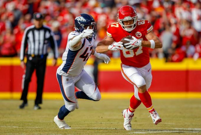 kansas City, 01. jaanuar travis kelce 87 Kansas City juhti said esimese kvartali passi josey jewell 47 lähedal Denveri Broncost Arrowheadi staadionil 1. jaanuaril 2023 Kansas Citys, Missouris, foto autor david eulittgetty pilte