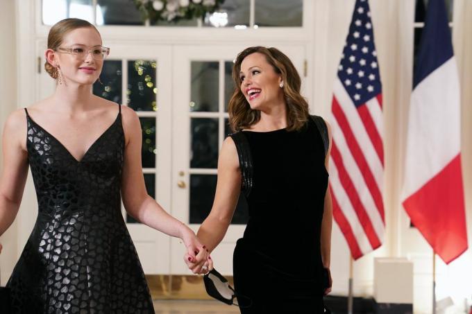 näitlejanna jennifer garner ja tema tütar violet saabuvad Valgesse Majja osariigi õhtusöögile Prantsusmaa presidendile Emmanuel Macronile maja 1. detsembril 2022 Washingtonis, DC ametlik riigivisiit on esimene Bideni administratsiooni foto, autor nathan howardgetty pilte