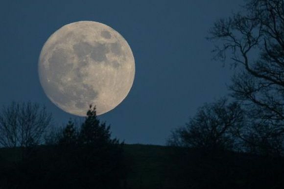 hundikuu tõuseb üle glastonbury, enne kui kohtuti kontoris karmide ilmastikuhoiatustega