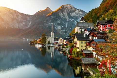 Päikesetõusuvaade kuulsale Hallstatti mägikülale koos Hallstatteri järvega, Austria