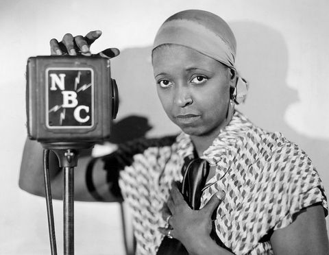 Algne pealkiri Ethel Waters raadiomeelelahutajana 1920ndatel, ta seisab nbc mikrofoni kõrval, dateerimata foto