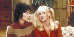 joyce dewitt janet woodina ja suzanne somers chrissy lumena stseenis kolme seltskonnast 1979.