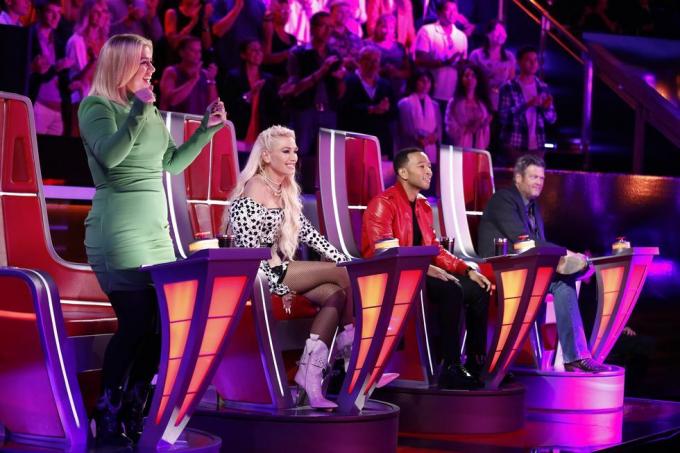 kelly clarkson, gwen stefani, john legend, blake shelton istub toolidel häält filmides