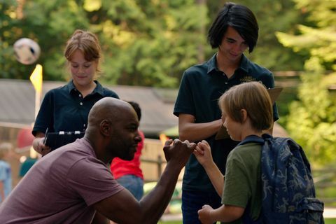 neitsi jõgi l to r colin lawrence jutlustajana ja jälitama petriwit kui Christopheri neitsijõe 301. osas. netflixi nõusolek © 2021