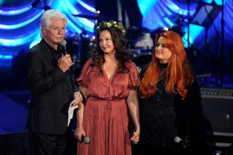 Nashville, Tennessee 15. mai larry strickland, ashley judd ja wynonna judd räägivad laval naomi nimel judd a river of time pidustus 15. mail 2022 Nashville'is, Tennessee osariigis, foto autor: mickey bernalgetty pilte