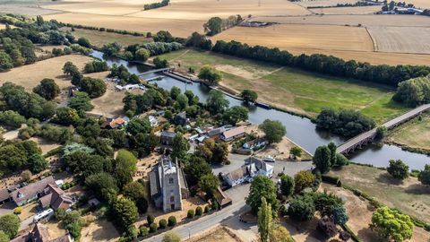 Müüa lummav õlgkatusega suvila Bedfordshire'is