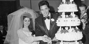 Elvis ja Priscilla Presley lõikasid oma pulmatordi lahti