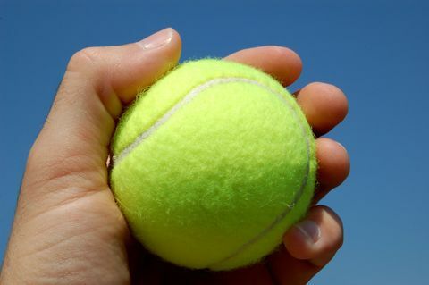 Tennisepall käes