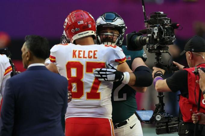 glendale, arizona 12. veebruar travis kelce 87 kansase linnapealikud kallistab jason kelce 62 philadelphiast kotkad enne superkaussi lvii sovhoosi staadionil 12. veebruaril 2023 Glendale'is, Arizonas, foto autor ezra shawgetty pilte